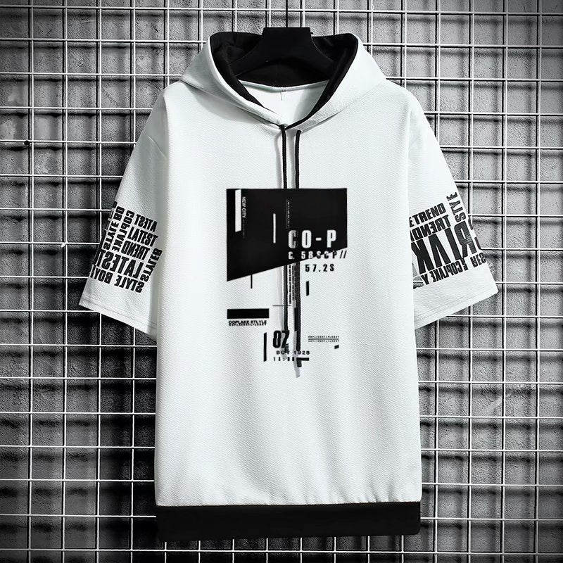 Nowoczesna męska bluza z kapturem krótki rękaw. Stylowy nadruk graffiti, idealna na lato i casual look.