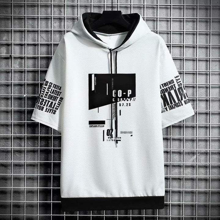 Nowoczesna męska bluza z kapturem krótki rękaw. Stylowy nadruk graffiti, idealna na lato i casual look.