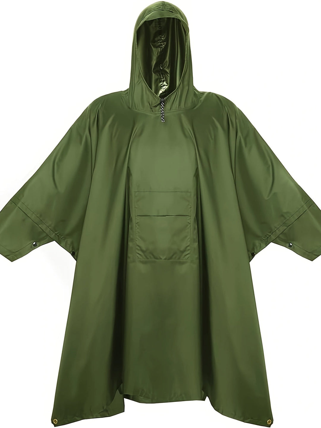 Mężczyzna w pelerynie przeciwdeszczowej z kapturem podczas trekkingu. Wodoodporne poncho outdoorowe.