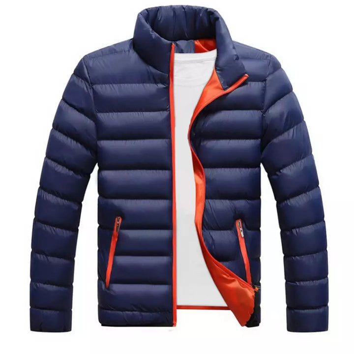 Modna męska kurtka zimowa casual, pikowana, z wygodnym krojem i kolorowymi detalami na outdoor.
