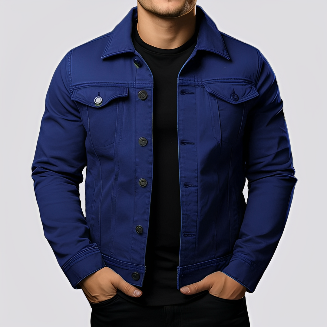 Ponadczasowa męska kurtka jeansowa w stylu retro. Klasyczny denim i wygodny fason na każdą okazję. Moda męska.