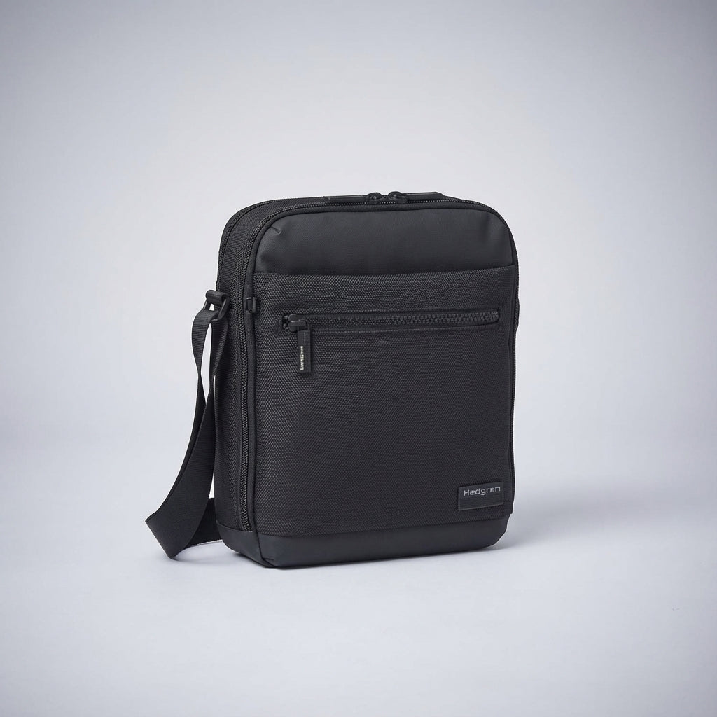 Elegancka męska torba listonoszka CarryGuard z wodoodpornego materiału. Praktyczny organizer na dokumenty i akcesoria.