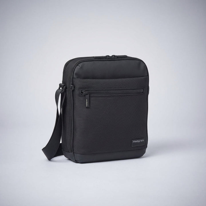 Elegancka męska torba listonoszka CarryGuard z wodoodpornego materiału. Praktyczny organizer na dokumenty i akcesoria.