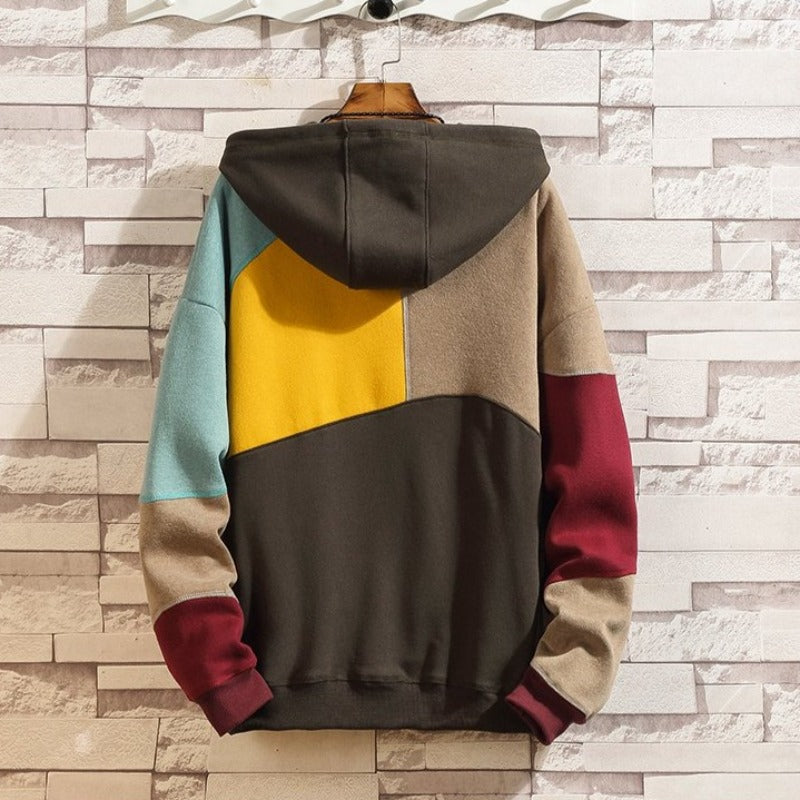 Męska bluza z kapturem wielokolorowa, widok z przodu. Luźna kangurka idealna do streetwearu na jesień.