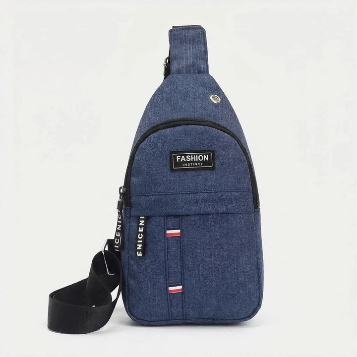 Mężczyzna z wodoodporną torbą crossbody na ramieniu podczas aktywności na świeżym powietrzu, idealna na sport.