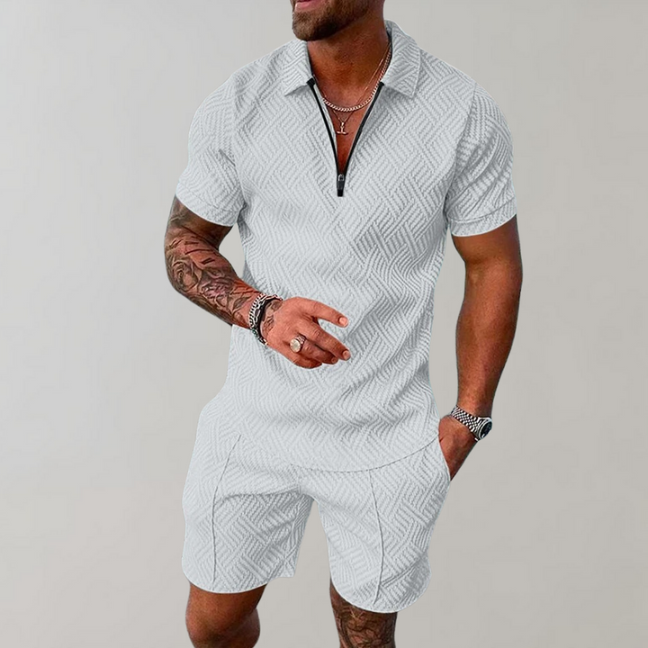 Nowoczesny męski zestaw casualowy. Modne polo i szorty, komfortowe ubranie do miejskich i sportowych stylizacji.