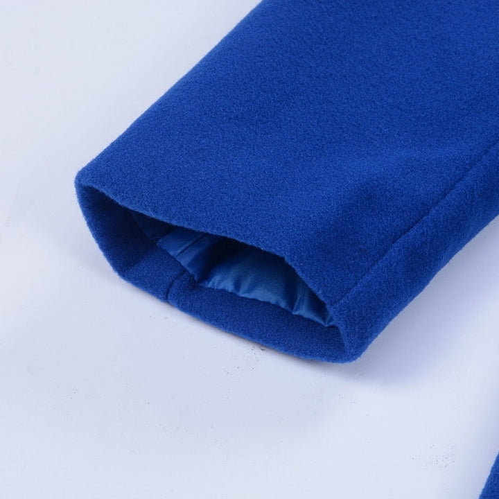 Ciemny długi płaszcz męski slim fit. Klasyczny i elegancki krój, idealny na jesień i zimę.