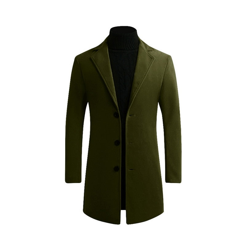 Mężczyzna spacerujący w długim eleganckim płaszczu męskim slim fit. Komfort i styl na jesień.