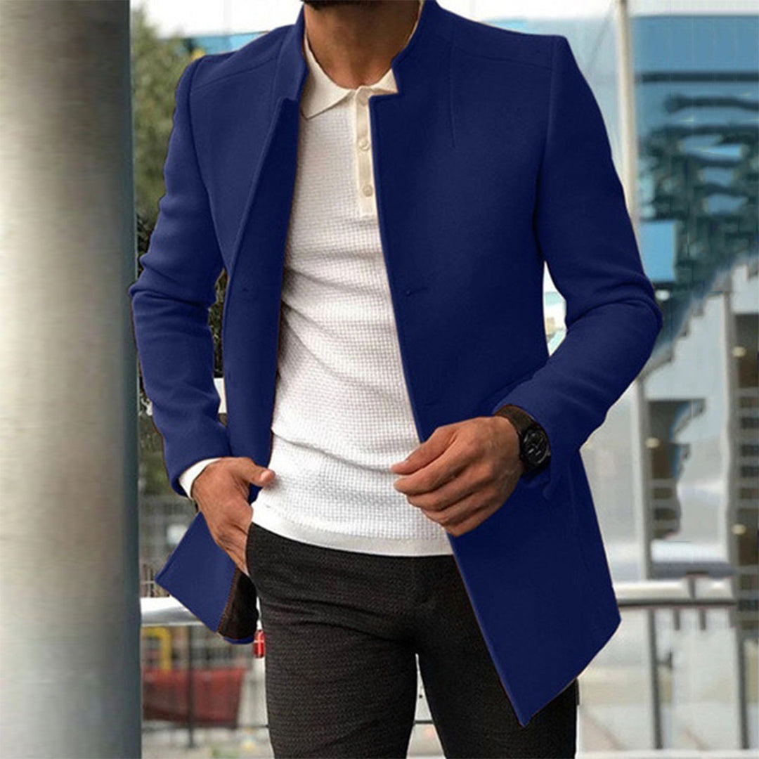 Męski zimowy płaszcz, długi i elegancki, podkreśla modny styl. Ciepła odzież męska na mroźne dni.