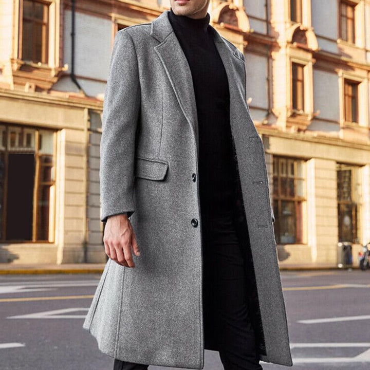 Stylowy męski płaszcz długi, zimowy, slim fit z ozdobnymi guzikami. Uniwersalny, pasuje do formalnych i casualowych looków.