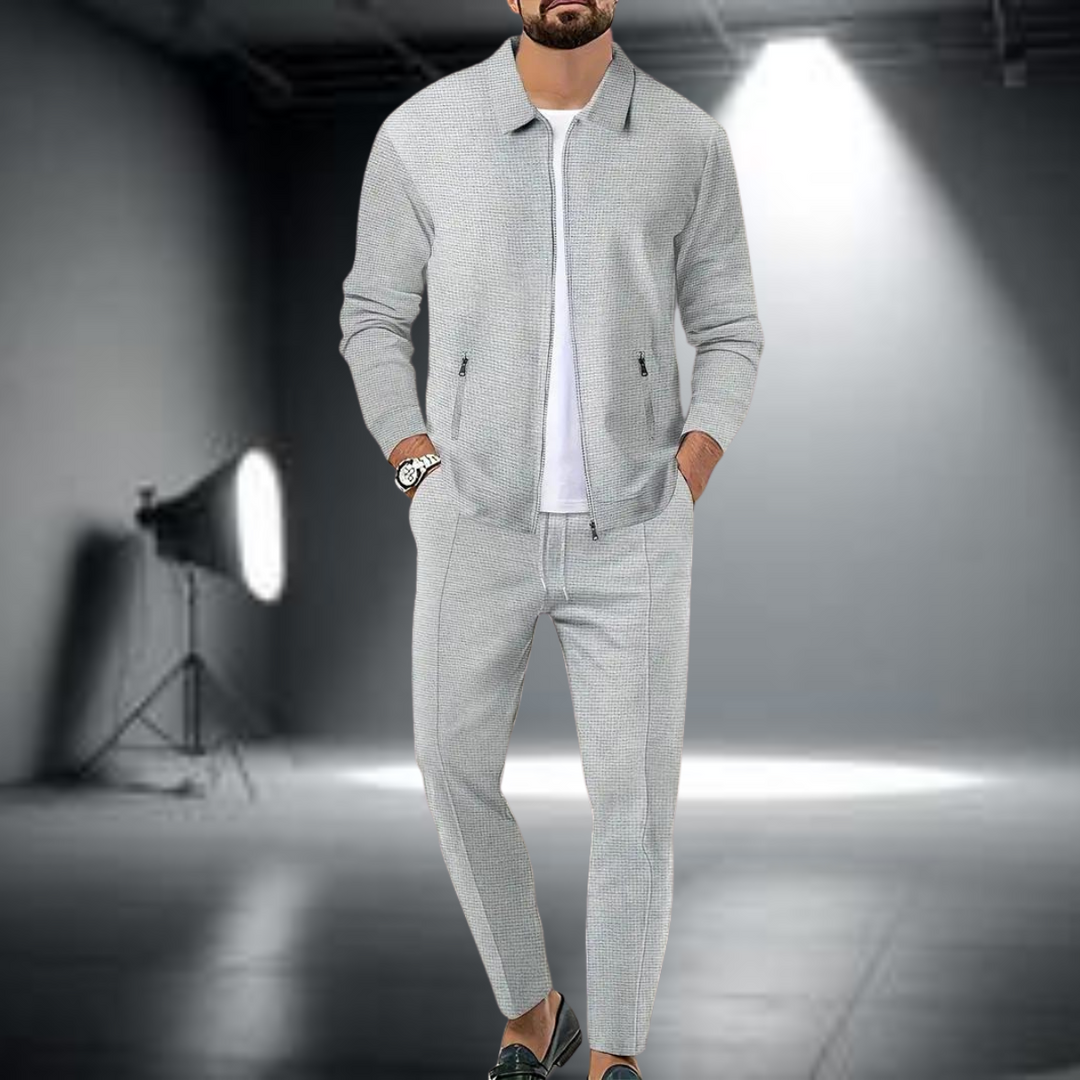 Męski dres całoroczny z eleganckim krojem. Komfortowy komplet casualowy, idealny na co dzień i sport.