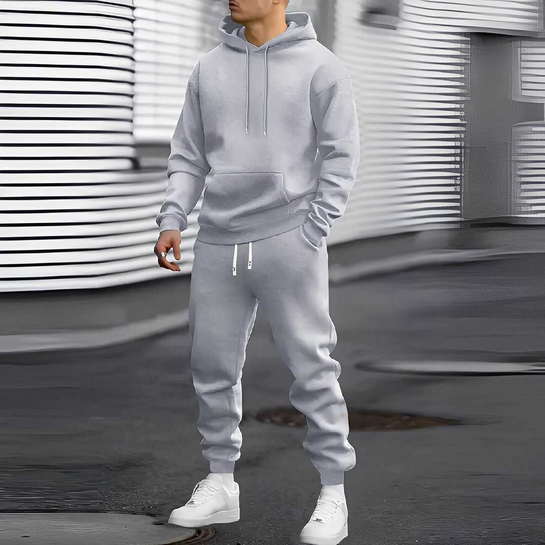 Męski dres z kapturem. Komfortowy komplet sportowy idealny na co dzień. Bluza i spodnie dresowe. Moda męska.