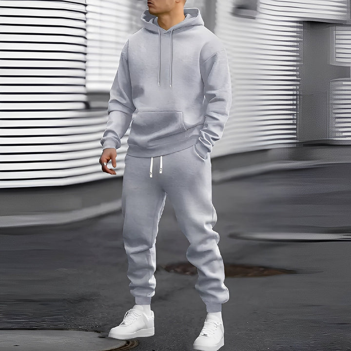 Męski dres z kapturem. Komfortowy komplet sportowy idealny na co dzień. Bluza i spodnie dresowe. Moda męska.