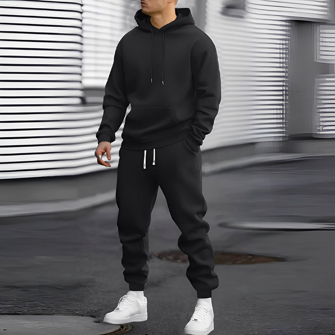 Jesienny i zimowy dres męski z kapturem. Uniwersalny komplet sportowy i casual. Stylowa bluza i spodnie dresowe.