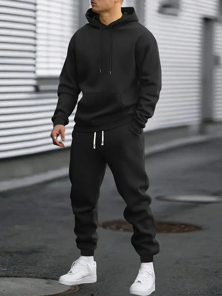 Stylowy męski dresowy komplet z kapturem. Nowoczesna odzież męska, idealna dla aktywnych. Komfort i modny look.