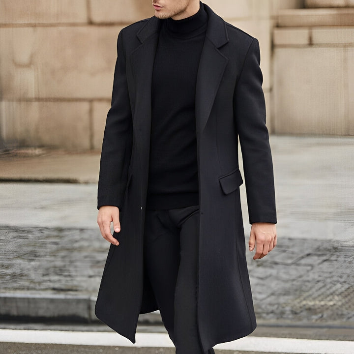 Modny długi płaszcz męski. Elegancki i ponadczasowy klasyczny styl. Wygodna odzież wierzchnia na jesień i zimę.