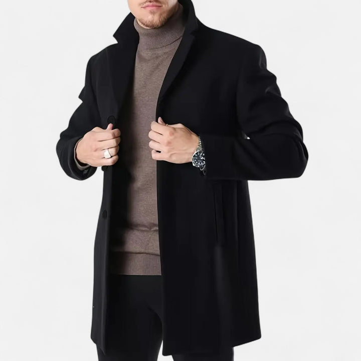 Mężczyzna w eleganckim czarnym płaszczu zimowym