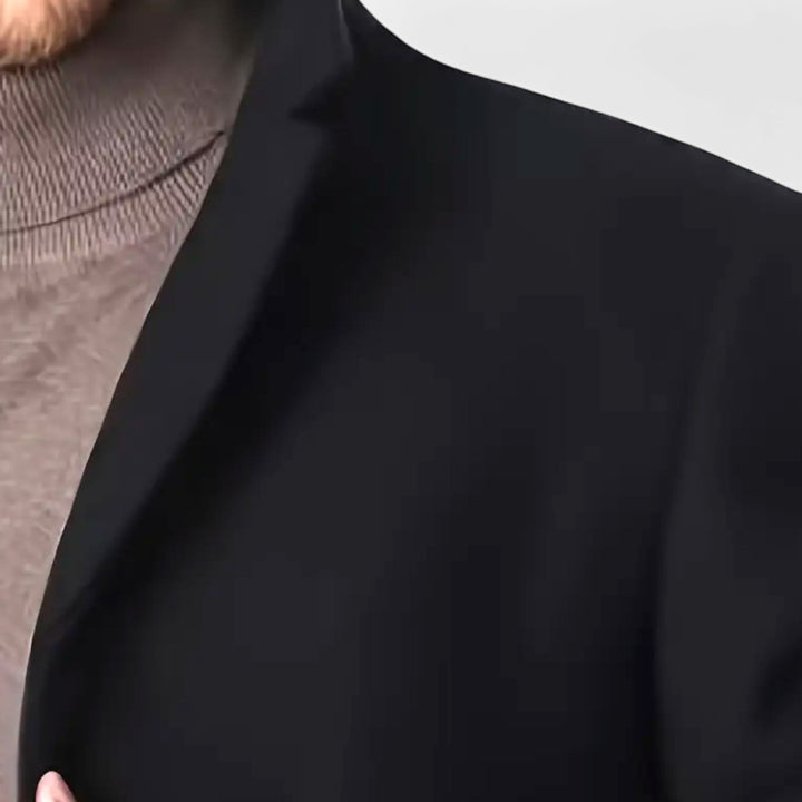 Elegancki szary płaszcz męski zimowy z klapami, widok z tyłu