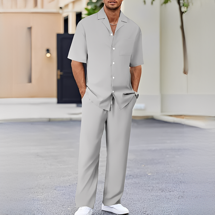 Modne męskie spodnie z zestawu koszula+spodnie. Idealne do stylizacji casual i smart casual.