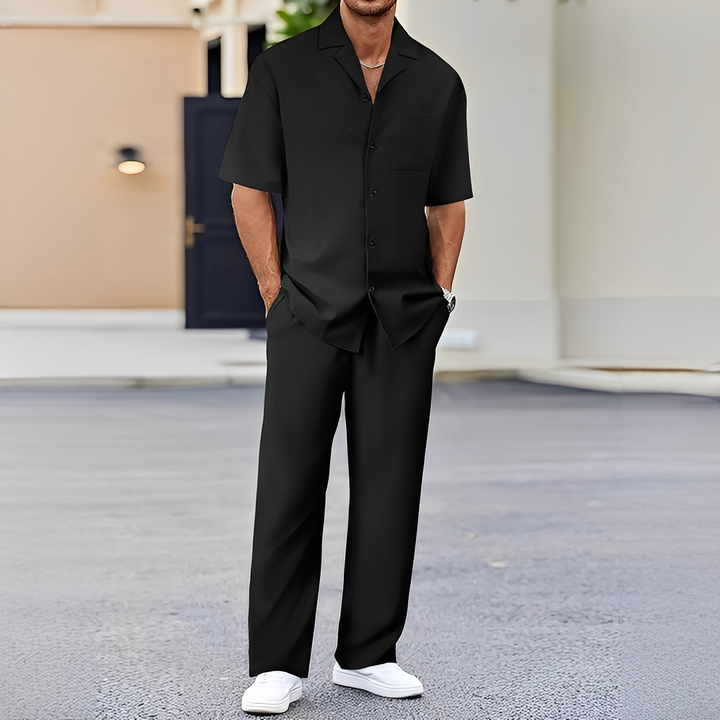 Mężczyzna prezentuje elegancki zestaw: koszula i spodnie. Styl casual, moda męska na lato.