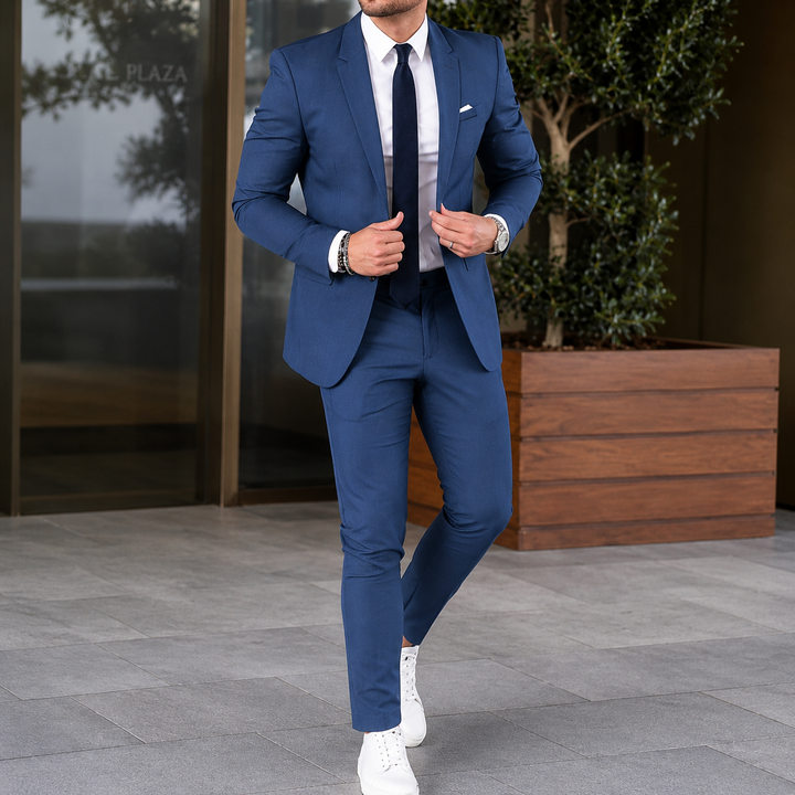 Męski garnitur klasyczny slim fit, idealny na formalne okazje, wesele, spotkanie biznesowe. Elegancki zestaw.