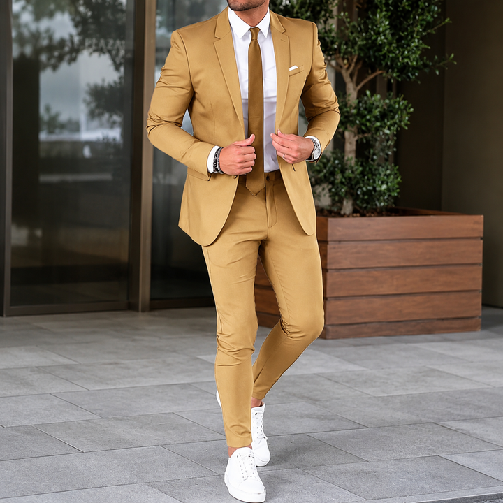 Modny garnitur slim fit męski, podkreślający sylwetkę. Klasyczny fason na eleganckie wydarzenia.