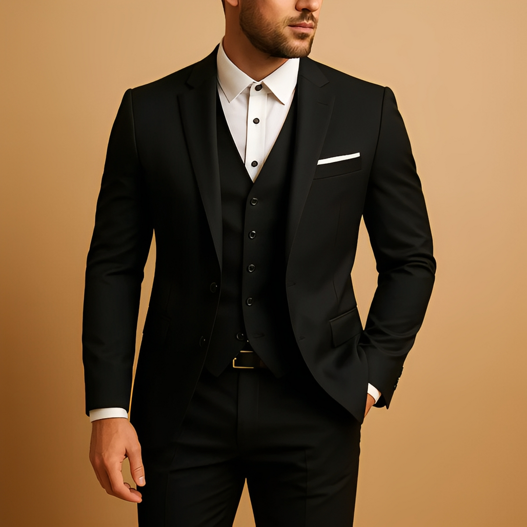 Modny garnitur męski slim fit. Zestaw 3-częściowy: marynarka, kamizelka, spodnie. Idealny na formalne okazje.
