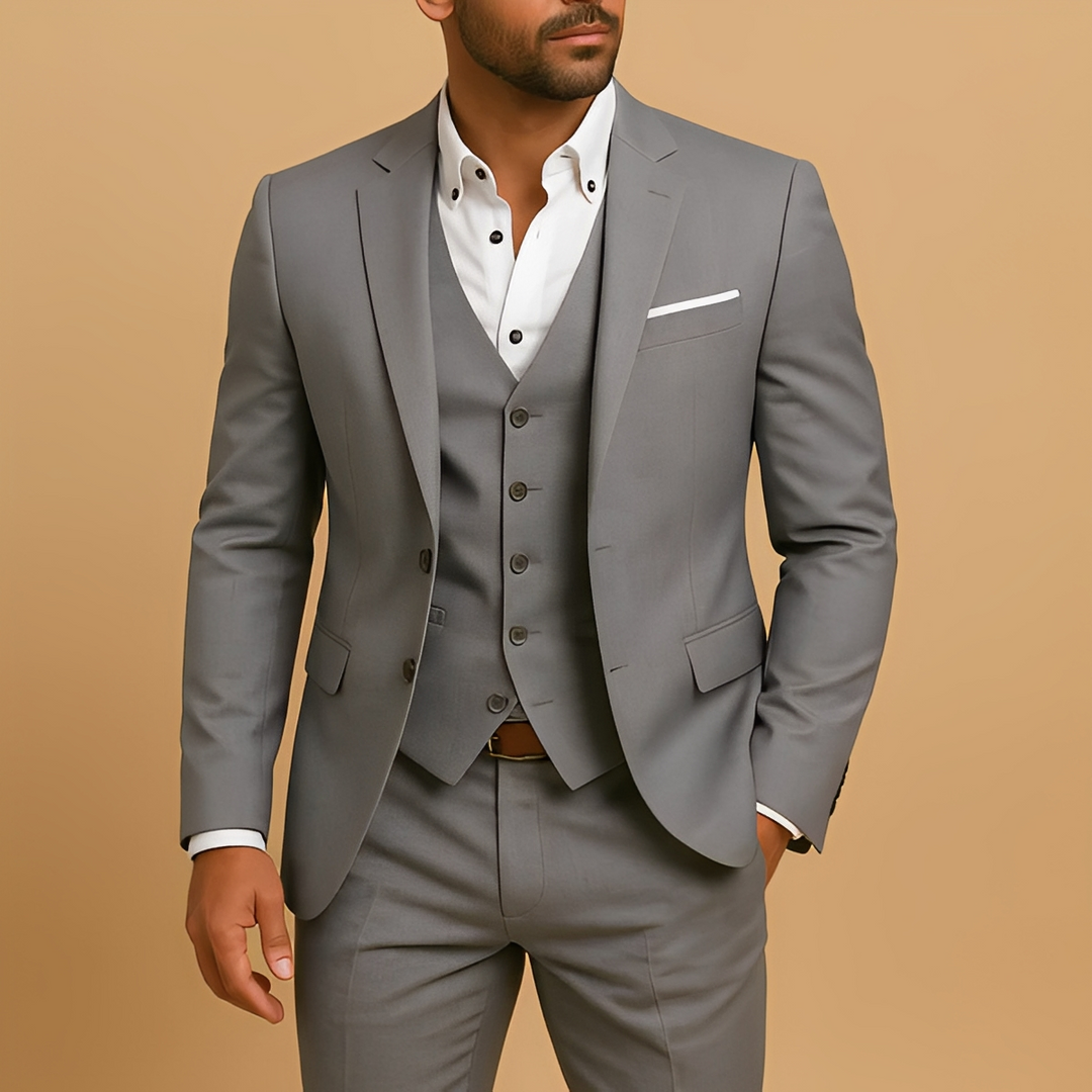 Męski garnitur slim fit. Trzyczęściowy zestaw elegancki: marynarka, kamizelka, spodnie. Stylowy strój formalny.