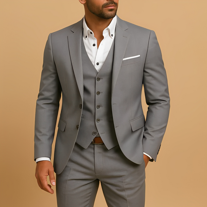 Męski garnitur slim fit. Trzyczęściowy zestaw elegancki: marynarka, kamizelka, spodnie. Stylowy strój formalny.