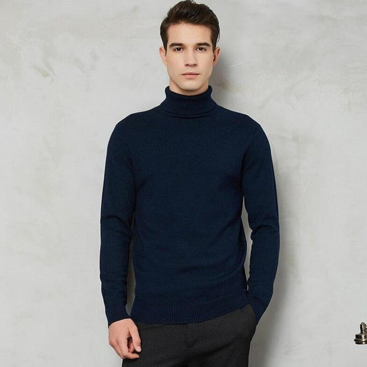 Granatowy męski golf, stylowy sweter zimowy. Dopasowany krój dla mężczyzn ceniących wygodę.