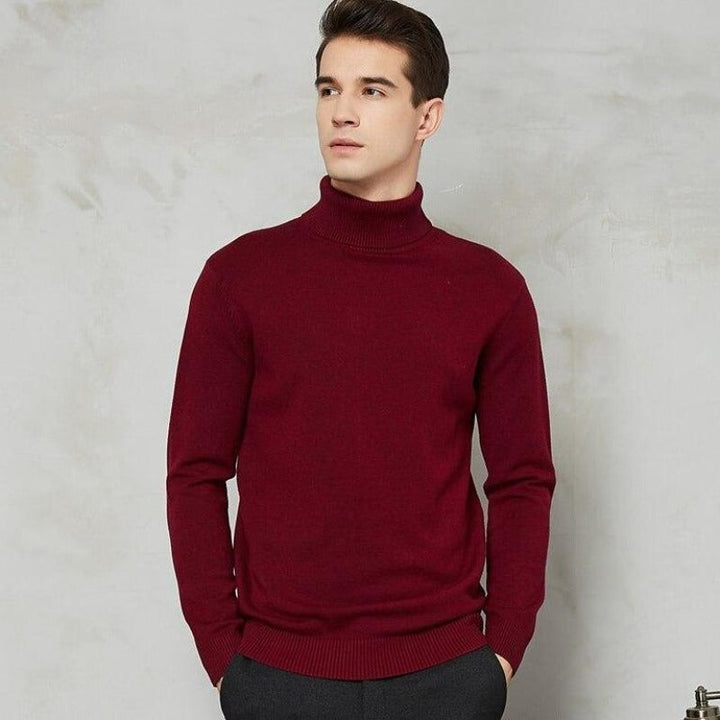 Elegancki męski sweter golfowy, dopasowany. Modny wybór na zimę, zapewnia ciepło i styl.