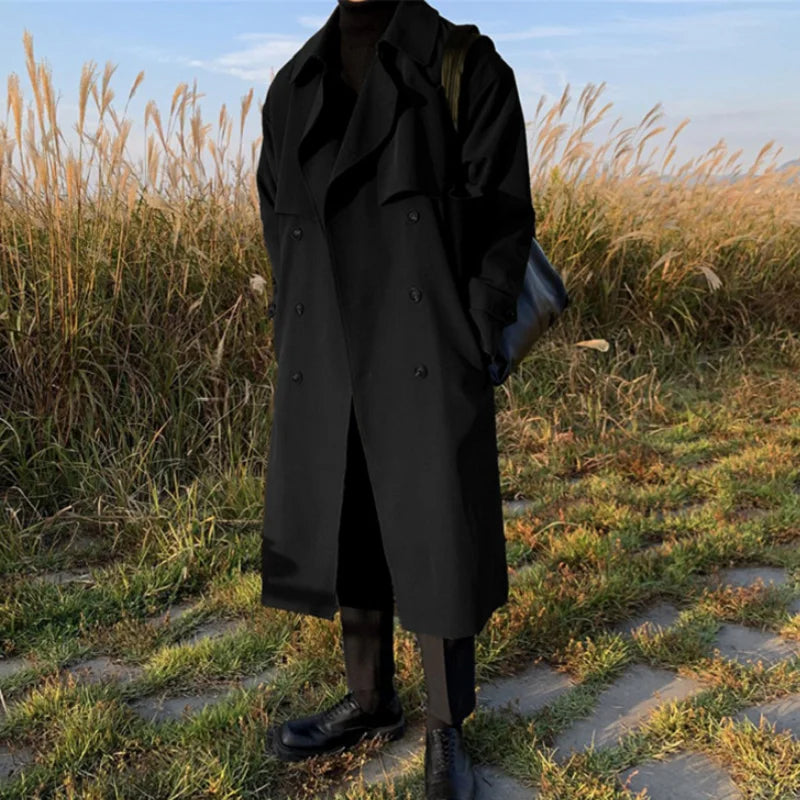 Brązowy modny płaszcz męski na jesień z ozdobnymi pagonami na ramionach