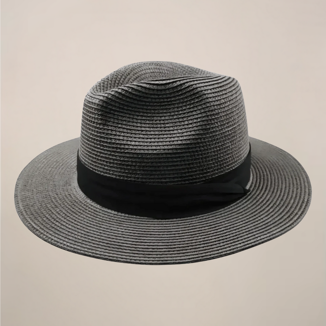 Kapelusz Panama Kamil – klasyczny design. Idealny do letnich stylizacji, zapewniający komfort i elegancję.