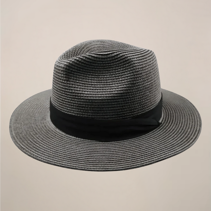 Kapelusz Panama Kamil – klasyczny design. Idealny do letnich stylizacji, zapewniający komfort i elegancję.