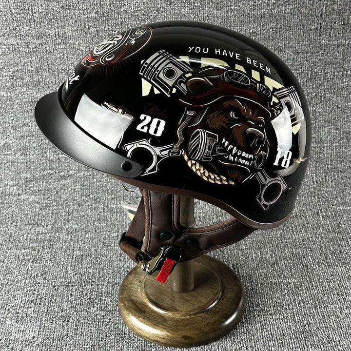 Męski kask motocyklowy na choppera, minimalistyczny design, czarny, styl retro.