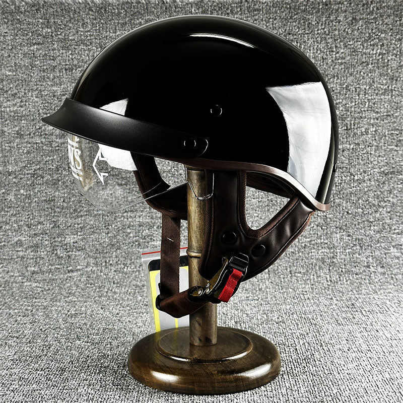 Elegancki męski kask motocyklowy retro, minimalistyczny design, idealny do jazdy miejskiej.