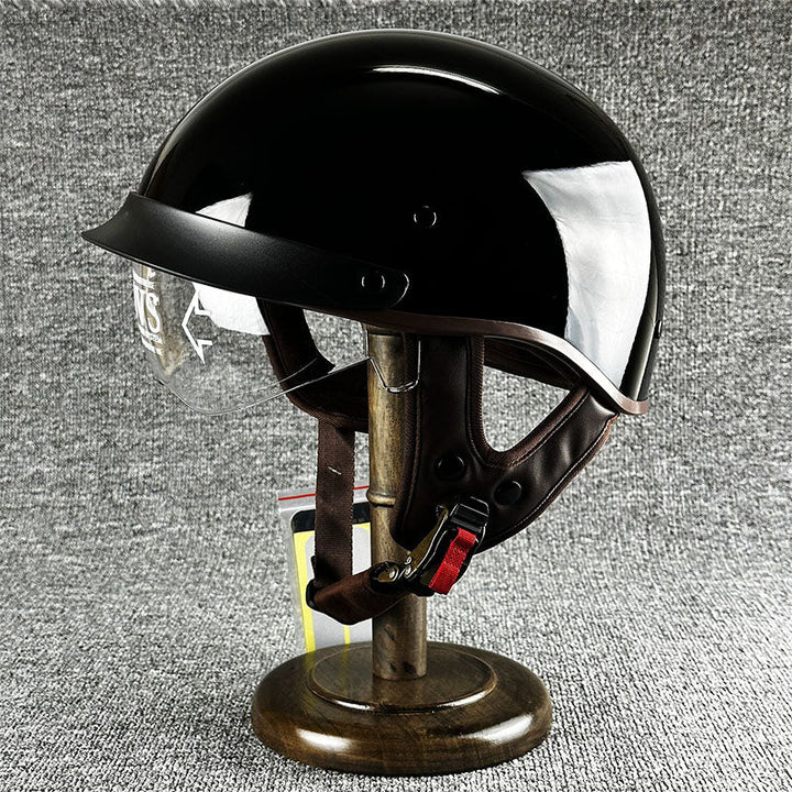 Elegancki męski kask motocyklowy retro, minimalistyczny design, idealny do jazdy miejskiej.