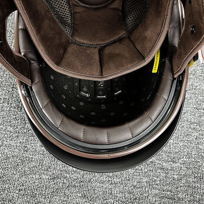 Minimalistyczny męski kask motocyklowy do miasta, idealny na choppera, czarny.