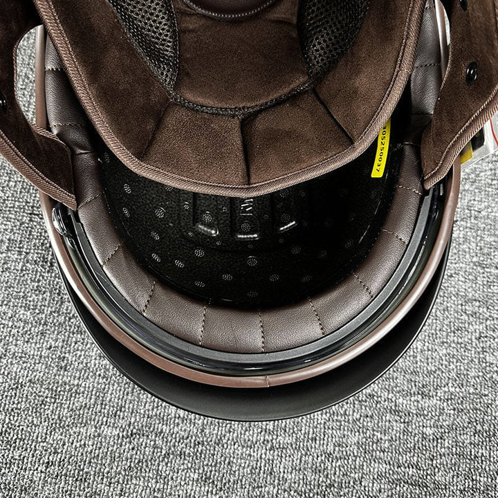 Minimalistyczny męski kask motocyklowy do miasta, idealny na choppera, czarny.