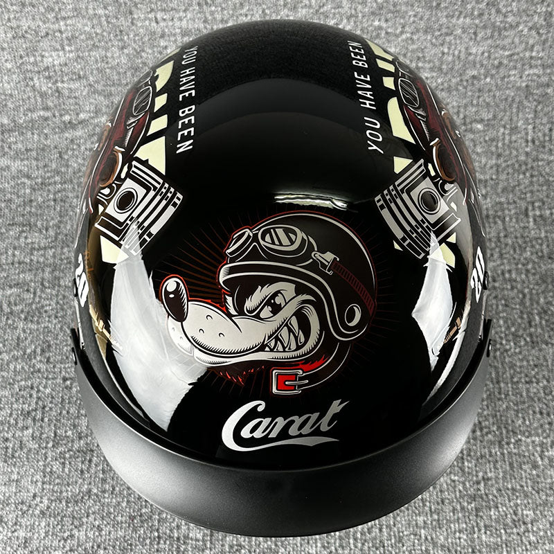 Męski kask motocyklowy retro na choppera, widok z boku, minimalistyczny, czarny mat.