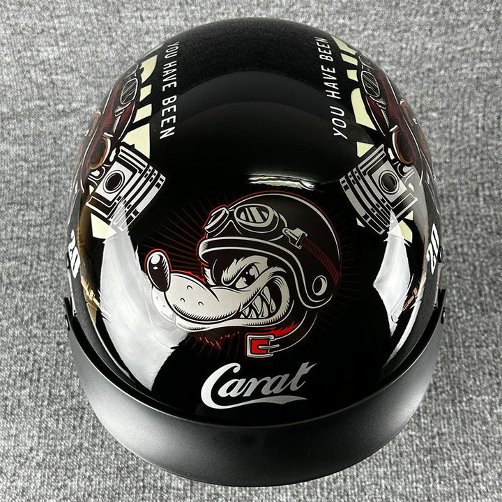 Męski kask motocyklowy retro na choppera, widok z boku, minimalistyczny, czarny mat.