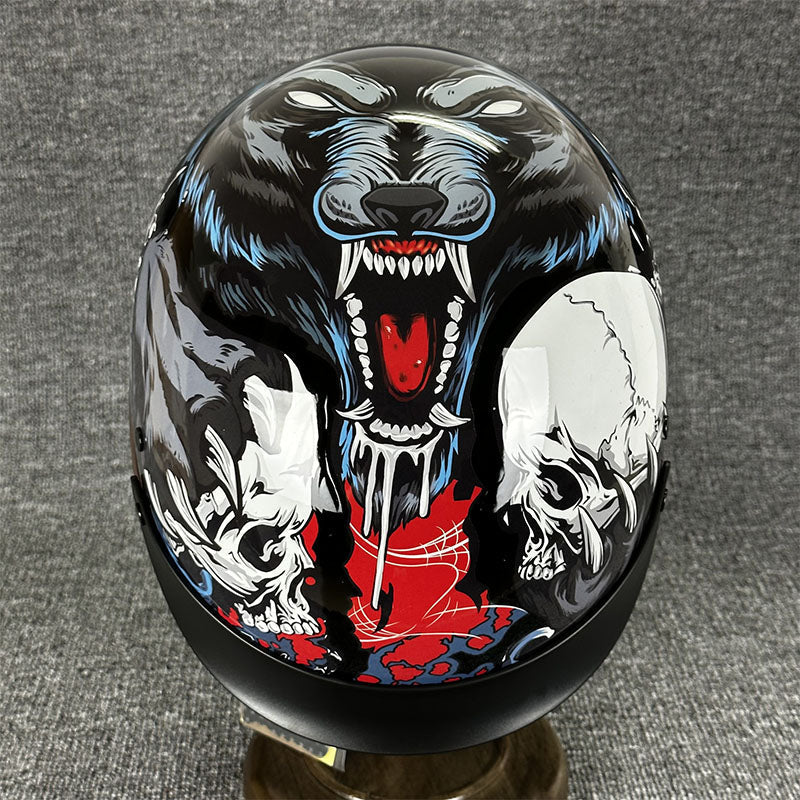 Kask motocyklowy na choppera, widok z przodu, minimalistyczny design, bezpieczeństwo w mieście.