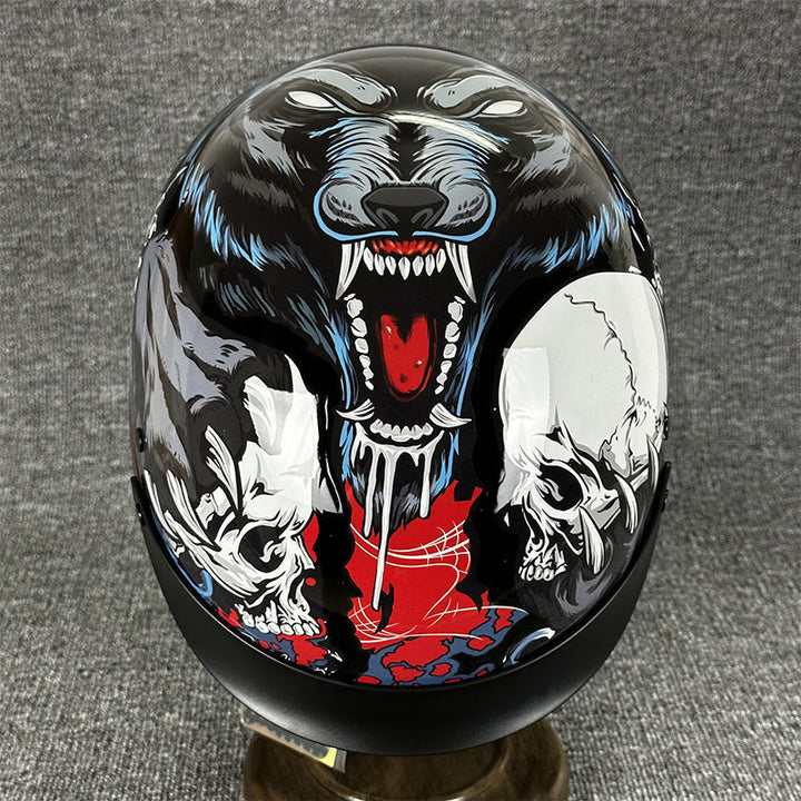 Kask motocyklowy na choppera, widok z przodu, minimalistyczny design, bezpieczeństwo w mieście.