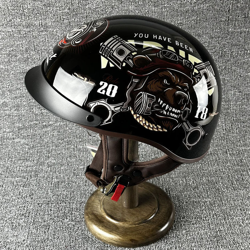 Czarny minimalistyczny kask motocyklowy męski, styl retro, solidna ochrona głowy.