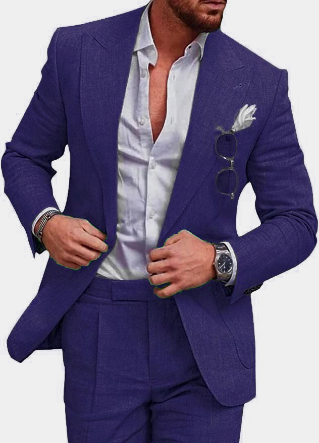 Mężczyzna w kompletnym lnianym garniturze, prezentujący letnią swobodę i elegancję.