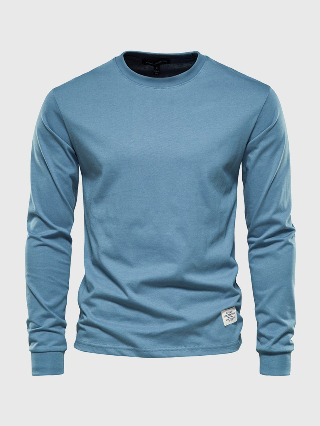 Detal: tekstura gładkiego longsleeve męskiego, koszulka z długim rękawem podkreślająca wygodę i casualowy styl.