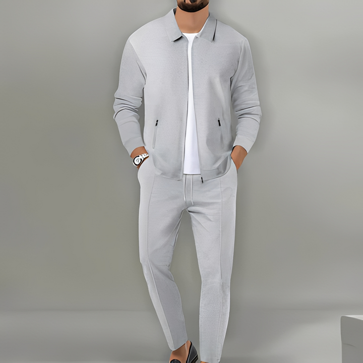 Męski zestaw casual na modelce, prezentujący modny i wygodny styl. Idealny strój do codziennej odzieży.