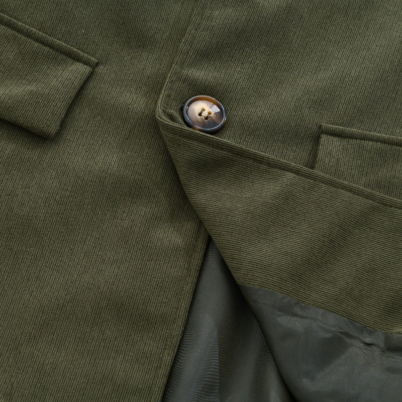 Model w męskim płaszczu slim fit vintage. Elegancki krótki płaszcz z modną stójką.