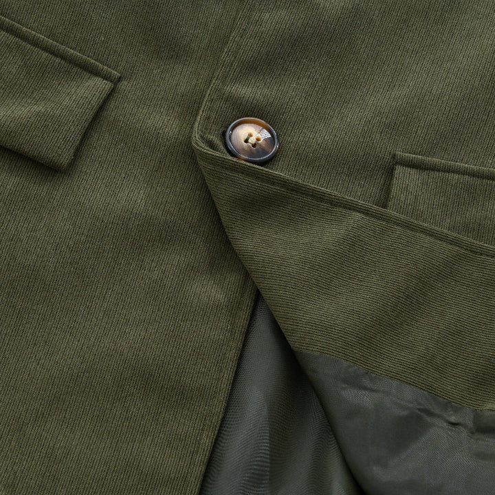 Model w męskim płaszczu slim fit vintage. Elegancki krótki płaszcz z modną stójką.