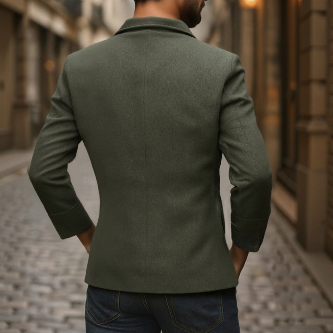 Detale: kołnierz-stójka męskiego płaszcza vintage slim fit. Modny, casualowy design.